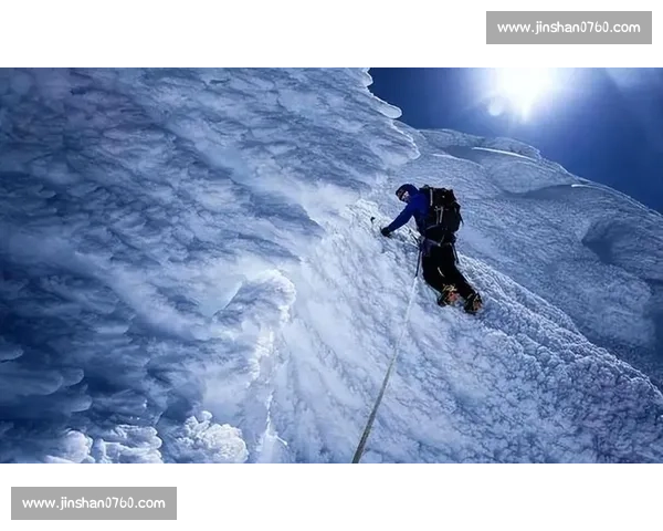 四姑娘山滑坠悲剧：16 岁少年未戴安全绳坠亡，航拍仅见雪地血迹